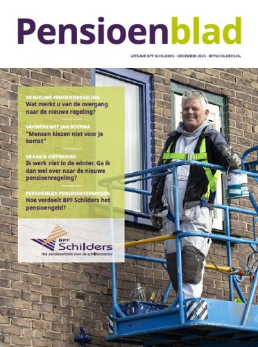 Cover pensioenblad december 2025 met schilder Jan Boerma die op een hoogwerker staat