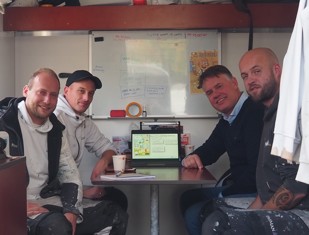 Yvo en drie schilders in de schilderskeet