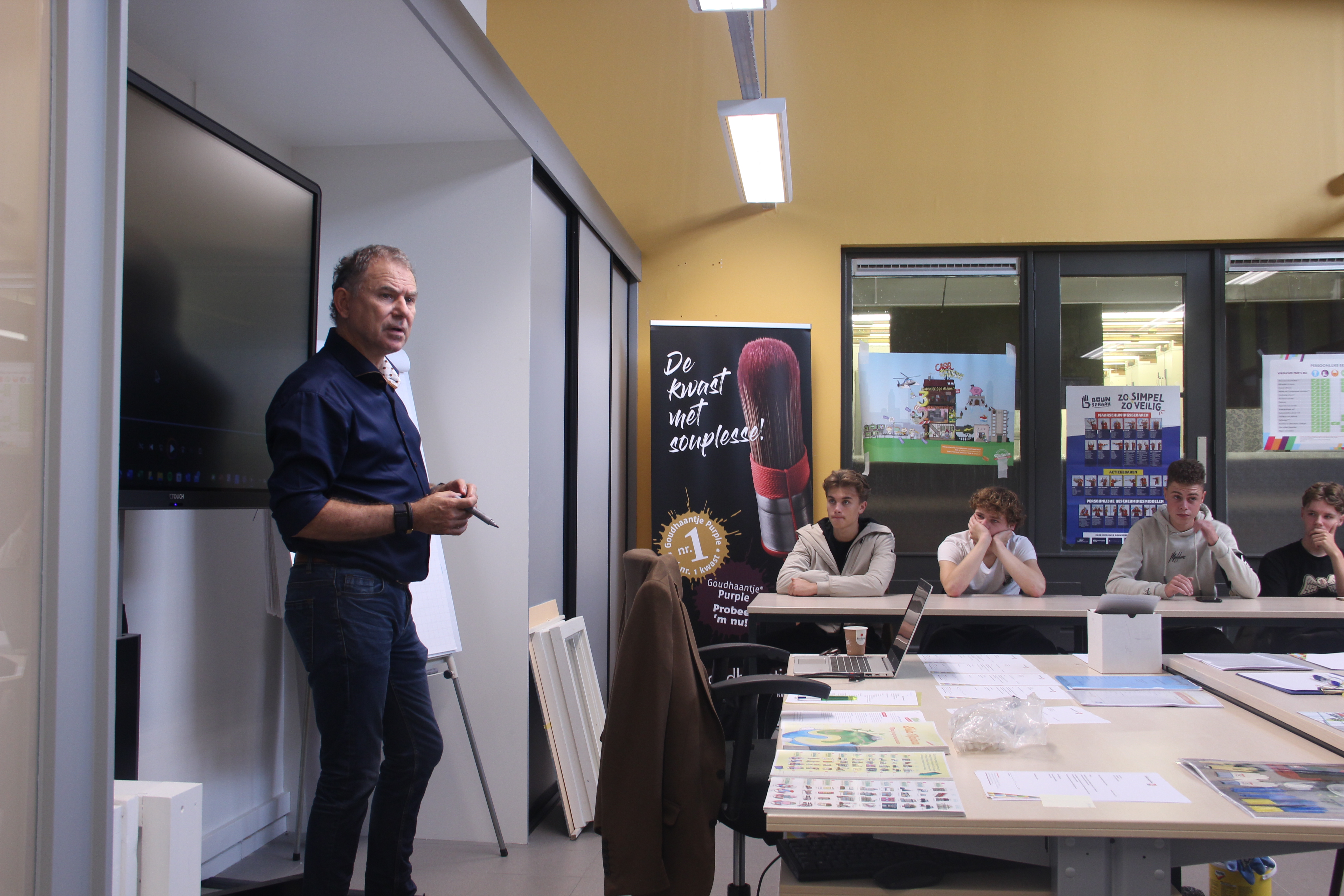 Peter geeft de leerlingen van de Schildersvakschool in Rosmalen uitleg over het pensioen.