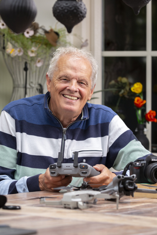 Toon Foppele zit aan tafel met een drone in zijn hand