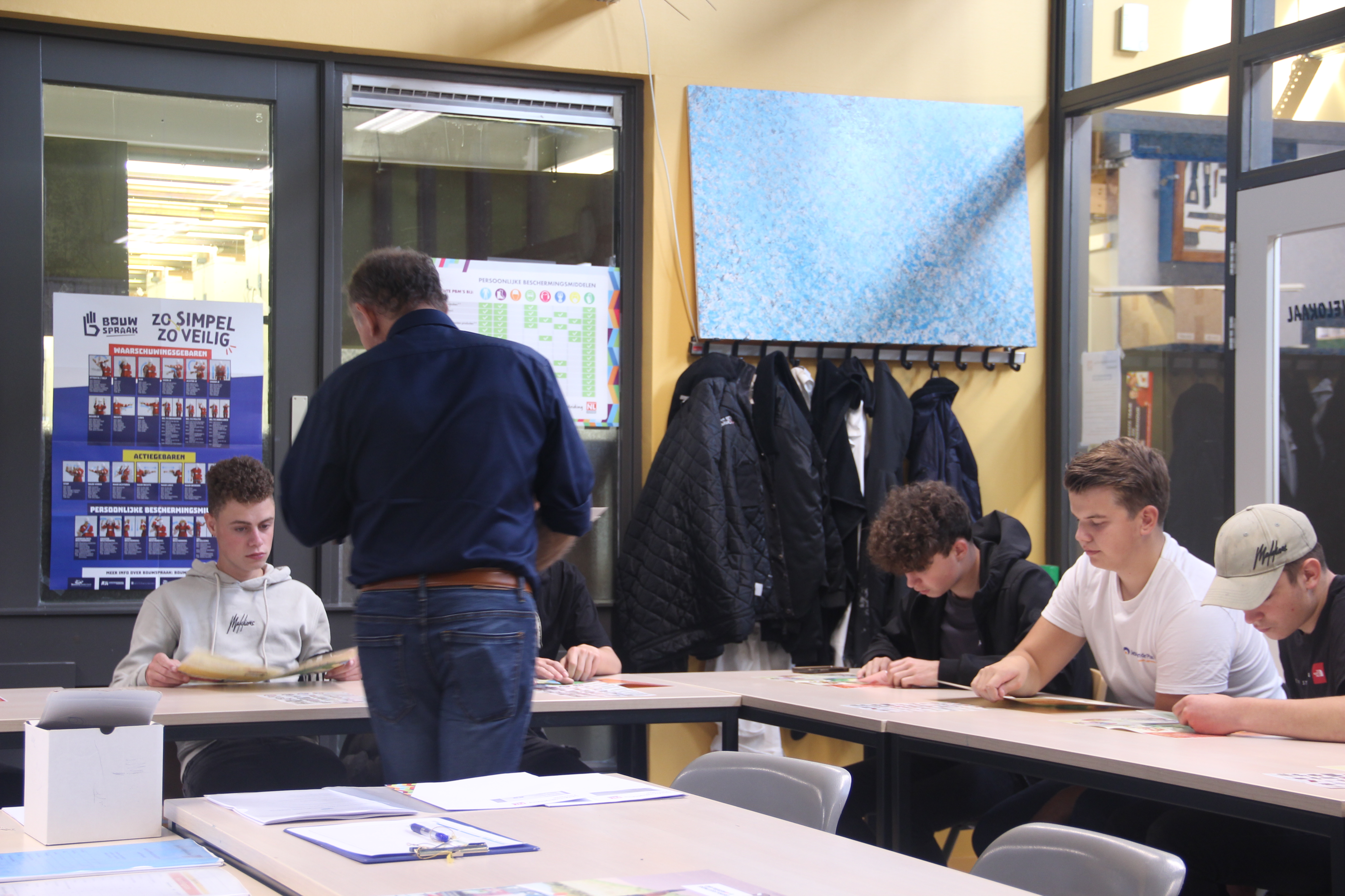 Peter geeft voorlichting aan leerlingen Schildersvakschool Rosmalen.