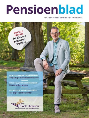 Cover van het Pensioenblad van september. Ansfried Snijders (bestuurslid) poseert op een picknicktafel.
