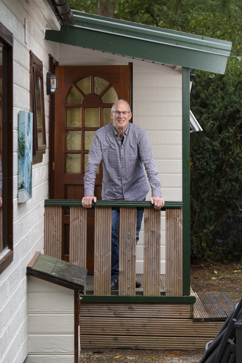 Koos Meuldijk voor zijn stacaravan