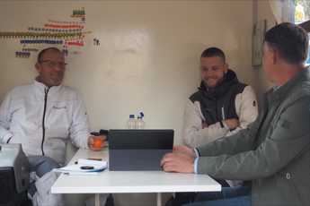 Yvo en twee schilders in de schilderskeet